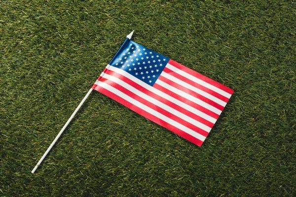 Bandeira americana com estrelas e listras na grama verde — Fotografia de Stock