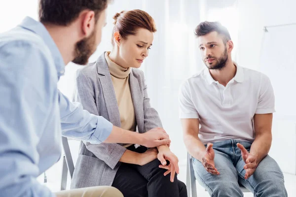 Männer trösten depressive Frau während Gruppentherapie — Stockfoto