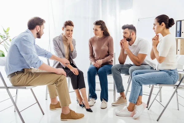 Pessoas sentadas em cadeiras e tendo reunião de terapia de grupo — Fotografia de Stock