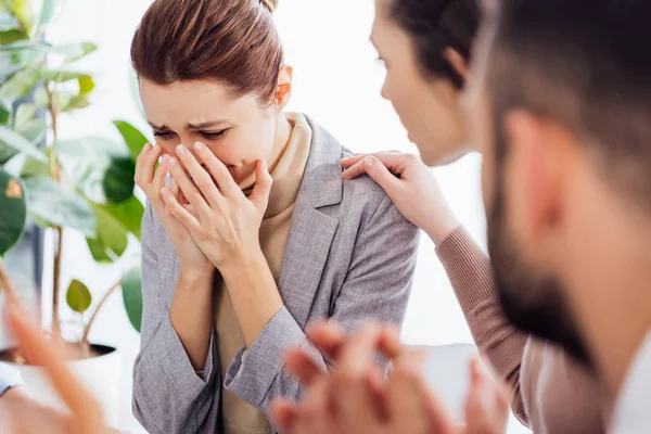 Woman consoling another crying woman during therapy session — Stock Photo