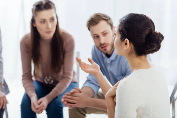 Selektiver Fokus der Frau, die während der Gruppentherapie mit der Hand gestikuliert — Stockfoto