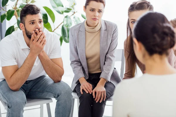 Grupo de personas que discuten durante la sesión de terapia - foto de stock