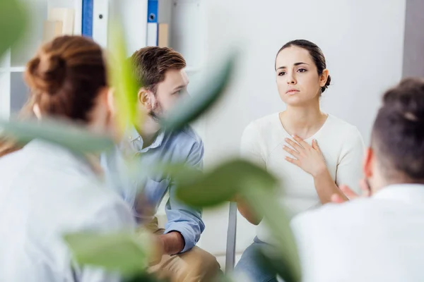 Enfoque selectivo del gesto de la mujer durante la reunión de terapia de grupo - foto de stock