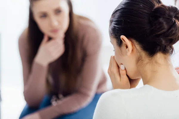 Вид ззаду жінки, що плаче під час сеансу терапії з копіювальним простором — стокове фото