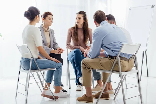 Personnes assises en cercle pendant la réunion de thérapie de groupe de soutien — Photo de stock