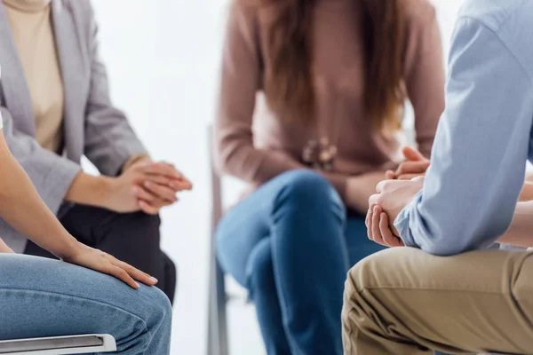 Vue recadrée des personnes assises pendant la séance de thérapie de groupe — Photo de stock