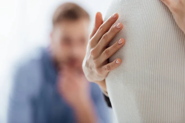 Vista recortada de la mujer abrazando a otra mujer durante la reunión de terapia con espacio de copia - foto de stock