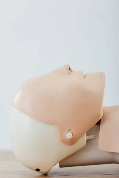 Primer plano del maniquí cpr para entrenamiento de primeros auxilios aislado en gris con espacio de copia - foto de stock