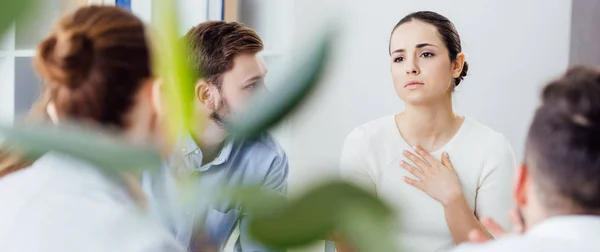 Panoramic shot of woman gesturing during group therapy meeting — Stock Photo