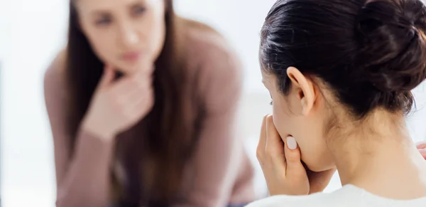 Plano panorámico de la mujer llorando durante la sesión de terapia con espacio de copia - foto de stock