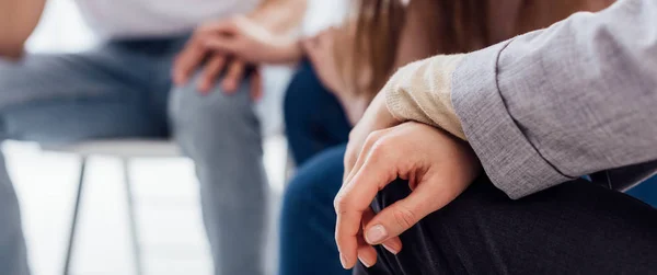 Colpo panoramico di mani di donna durante la sessione di terapia di gruppo con spazio copia — Foto stock