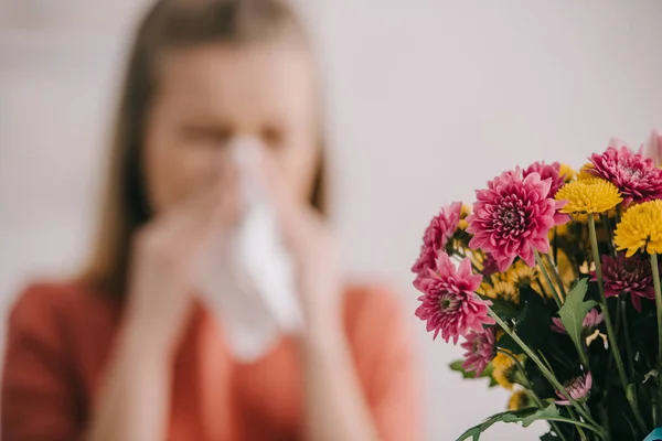 Selektiver Fokus blühender Blumen in der Nähe niesender Frauen — Stockfoto