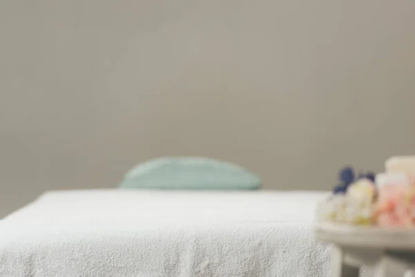 Focus selettivo del lettino da massaggio con asciugamano bianco nel centro benessere — Foto stock