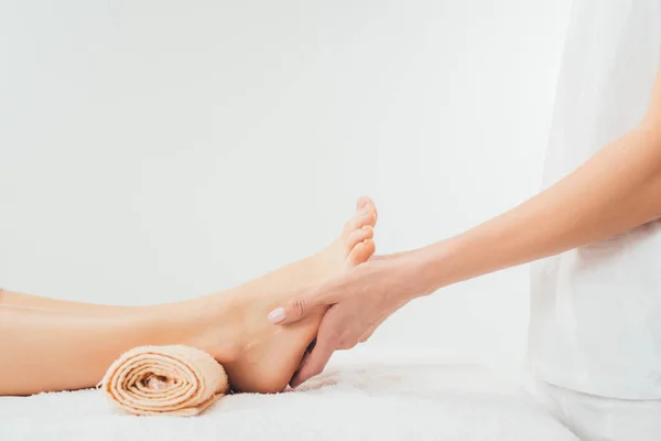 Visão parcial do massagista fazendo massagem nos pés para a mulher adulta no spa — Fotografia de Stock
