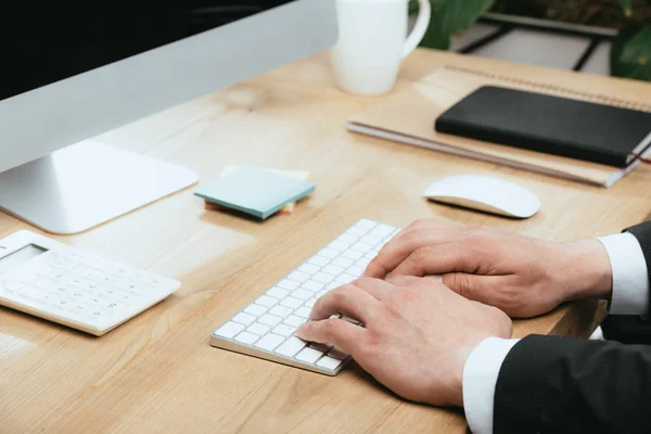 Abgeschnittene Ansicht eines erwachsenen Mannes mit Computertastatur im Büro — Stockfoto