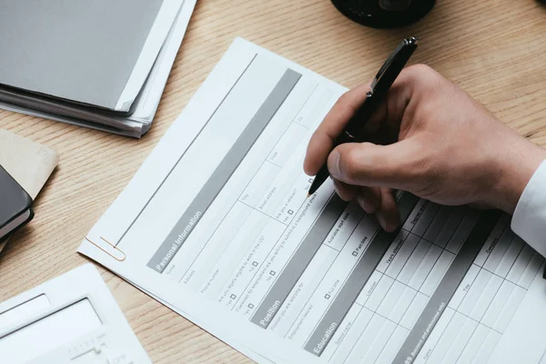 Vista recortada del hombre que llena la identidad de la aplicación de información personal Concepto privado - foto de stock