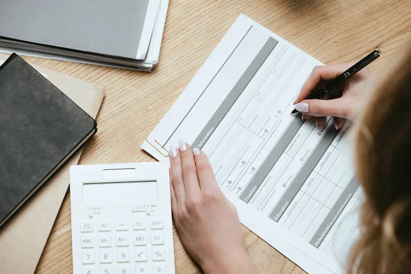 Vista recortada de la mujer que llena la identidad de la aplicación de información personal Concepto privado - foto de stock