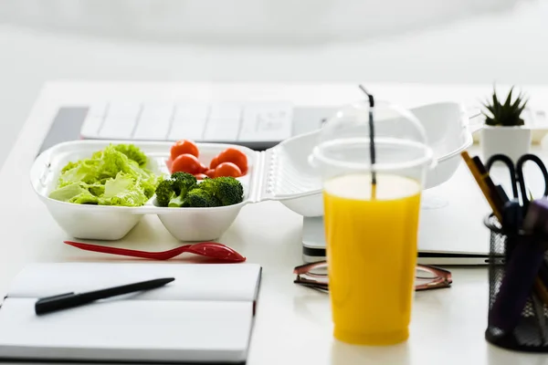 Selective focus of organic vegetables near tasty orange juice — Stock Photo