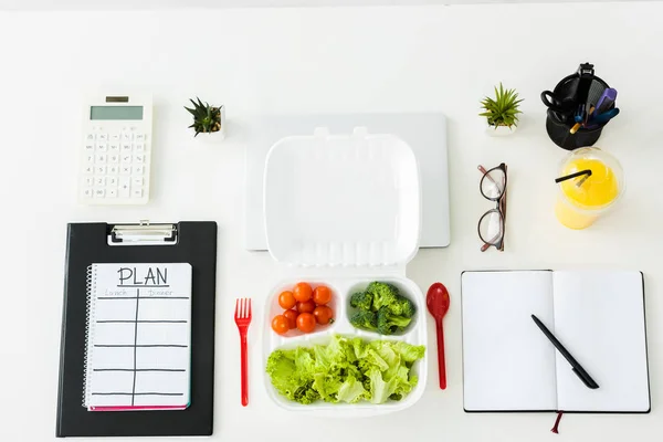 Top view of organic vegetables near clipboard with plan lettering — Stock Photo