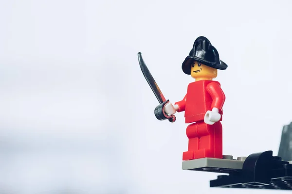 KYIV, UCRANIA - 15 DE MARZO DE 2019: figura pirata lego roja en sombrero sosteniendo espada sobre blanco con espacio para copiar - foto de stock