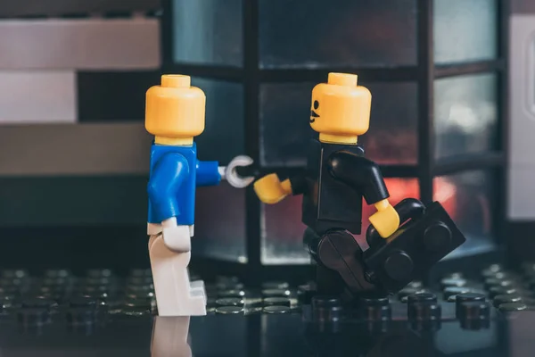 Kyiw, Ukraine - 15. März 2019: Lego-Minifigur mit Spieluhr schüttelt anderen Figuren die Hand — Stockfoto