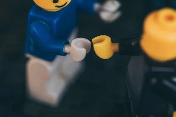 QUIIV, UCRÂNIA - MARÇO 15, 2019: close up of yellow lego figurines shake hands — Fotografia de Stock