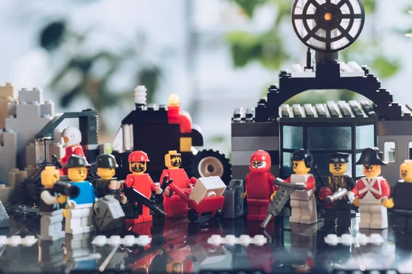 QUIIV, UCRÂNIA - MARÇO 15, 2019: Foco seletivo de vários personagens de lego em linha — Fotografia de Stock