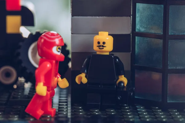 KYIV, UKRAINE - 15 MARS 2019 : gros plan de la figurine lego avec moustache et figurine motocycliste en rouge — Photo de stock