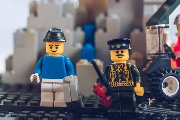 Київ, Україна-15 березня 2019: селективний акцент на фігурка поліцейського LEGO і фігурка з іграшковим бензином може — Stock Photo
