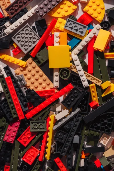 KYIV, UKRAINE - 15 MARS 2019 : vue de dessus des blocs de lego en plastique dispersés colorés — Photo de stock