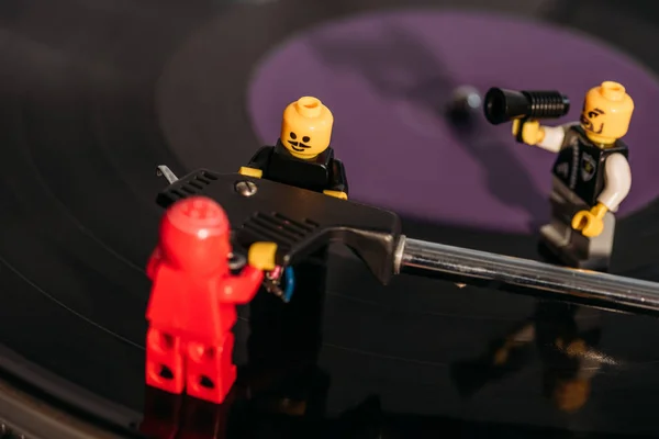 KYIV, UKRAINE - 15 MARS 2019 : vue rapprochée des figurines lego en plastique fixant le tourne-disque vinyle — Photo de stock