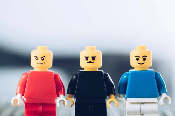 Київ, Україна-15 березня 2019: селективний фокус червоних, синіх і чорних мініфігур LEGO з різними виразами обличчя — стокове фото