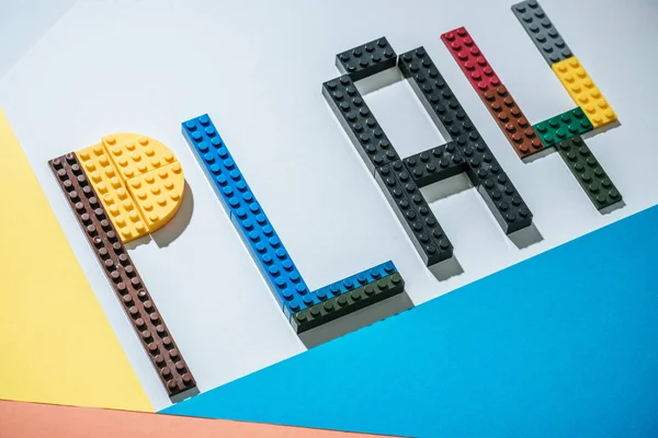 KYIV, UCRAINA - 15 MARZO 2019: gioco di parole fatto di blocchi lego colorati su sfondo geometrico — Foto stock