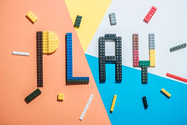 QUIIV, UCRÂNIA - MARÇO 15, 2019: visão superior do jogo de palavras feito de blocos de lego coloridos em fundo geométrico — Fotografia de Stock