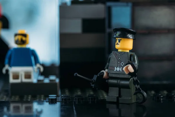 Київ, Україна-15 березня 2019: селективний фокус фігурки поліцейського LEGO в капелюсі і чорному рівномірній — стокове фото