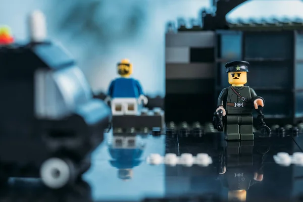 QUIIV, UCRÂNIA - MARÇO 15, 2019: Foco seletivo da figura do policial de lego com algemas — Fotografia de Stock