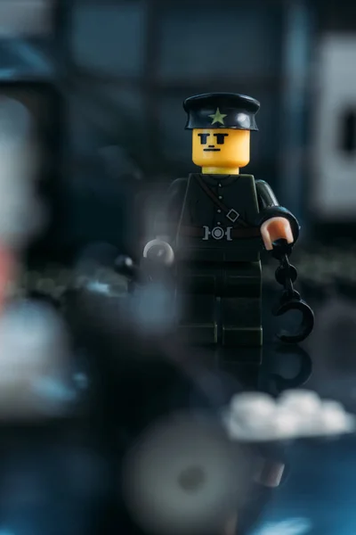 Київ, Україна-15 березня 2019: селективний фокус фігурки поліцейського LEGO в капелюсі і рівномірній — стокове фото