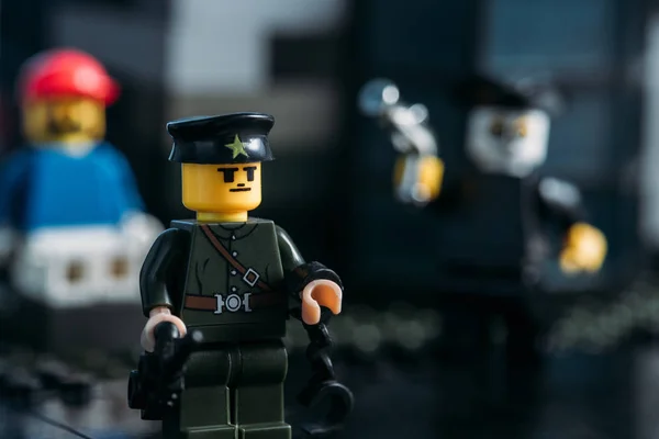 Київ, Україна-15 березня 2019: селективний фокус фігурки поліцейського LEGO в капелюсі і рівномірній — стокове фото
