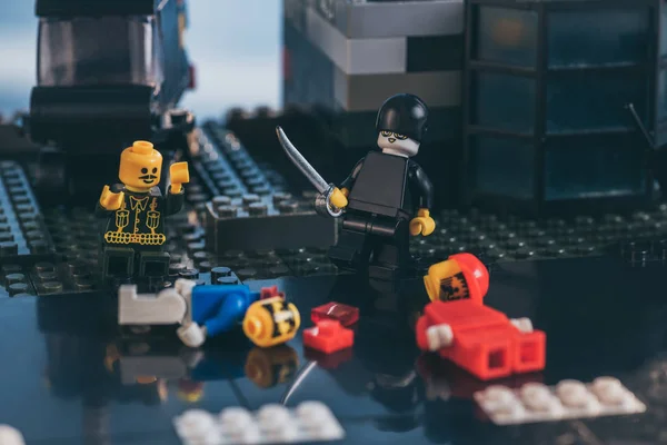 KYIV, UCRAINA - 15 MARZO 2019: figurine lego durante la scena di combattimento sui blocchi lego — Foto stock