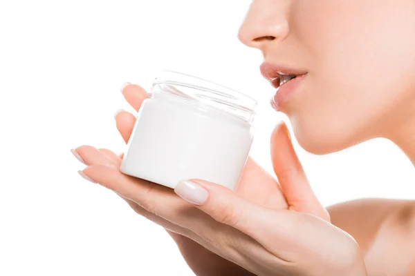 Vista cortada de mulher segurando recipiente com creme cosmético isolado em branco — Fotografia de Stock