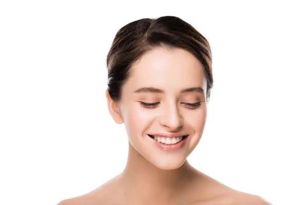 Fröhliche junge brünette Frau lächelt isoliert auf weiß — Stockfoto
