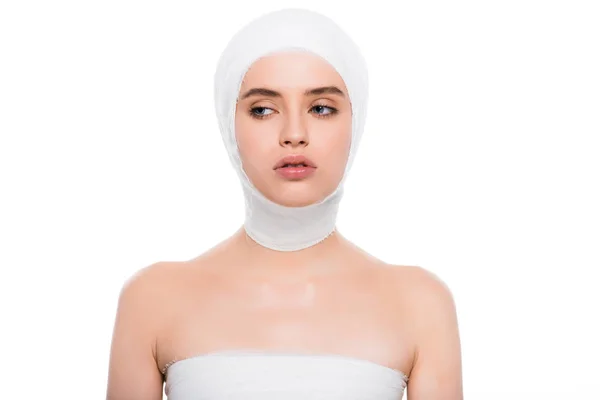Привлекательная молодая женщина с перевязанной головой изолирована на белом — стоковое фото