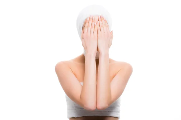 Жінка з перев'язаною головою, що закриває обличчя руками ізольовано на білому — стокове фото