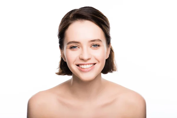 Felice giovane donna bruna sorridente mentre guarda la fotocamera isolata sul bianco — Foto stock