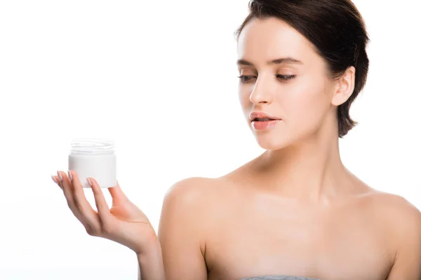 Mulher morena bonita segurando recipiente com creme cosmético isolado no branco — Fotografia de Stock