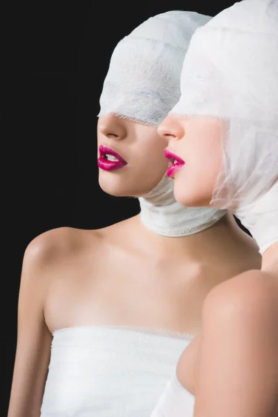 Зеркальное отражение девушки с перевязанной головой и глазами, изолированными на черном — стоковое фото