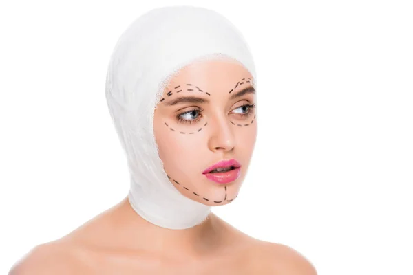 Mujer joven bonita desnuda con la cabeza vendada y marcas en la cara aislada en blanco - foto de stock