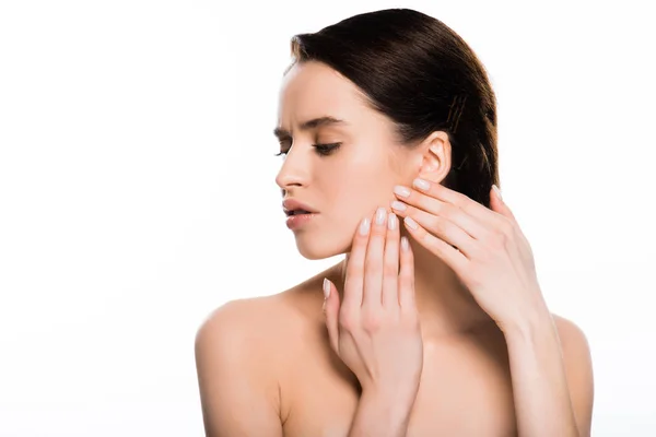 Triste morena mujer tocando mejilla aislado en blanco - foto de stock