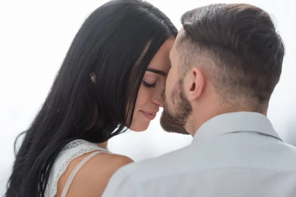 Hombre barbudo y atractiva morena mujer joven con los ojos cerrados - foto de stock