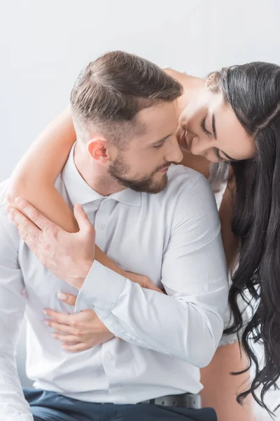 Allegra fidanzata abbracciare barbuto fidanzato felice a casa — Foto stock